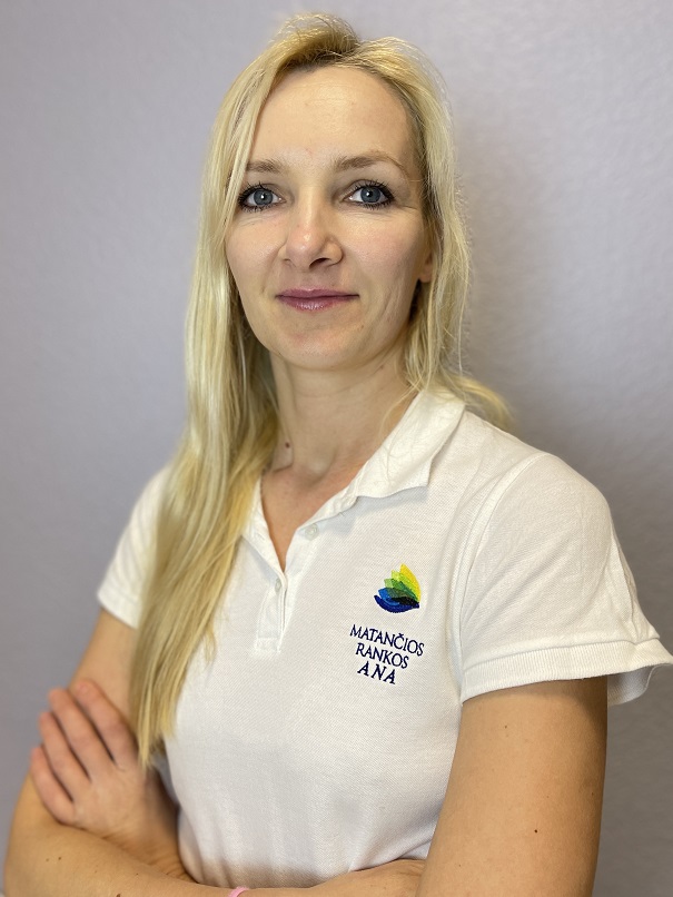 Portretinė nuotrauka kineziterapeutas-masažuotojas Ana Bielinskienė, apsirengusi uniformą su logotipu masažų ir mankštų ekspertai Matančios rankos Vilniuje