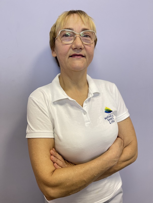 Portretinė nuotrauka masažuotojas Lina Laipienytė, apsirengusi uniformą su logotipu masažų ir mankštų ekspertai Matančios rankos Vilniuje